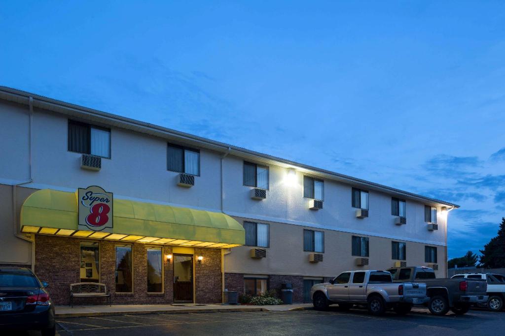 Super 8 by Wyndham Omaha NE - image 6