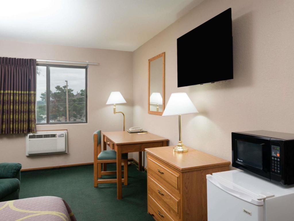 Super 8 by Wyndham Omaha NE - image 7