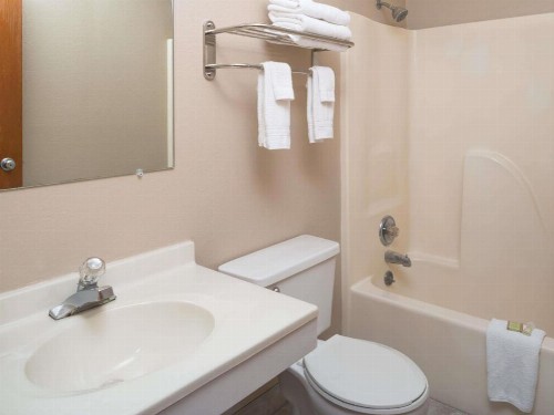 Super 8 by Wyndham Omaha NE - image 9