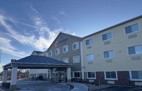 Comfort Suites Omaha - image 25