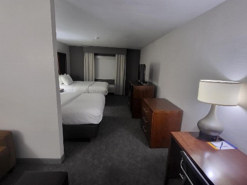 Comfort Suites Omaha - image 28