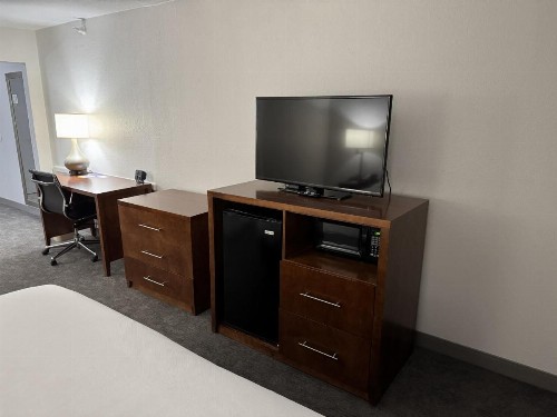 Comfort Suites Omaha - image 33