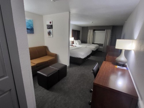Comfort Suites Omaha - image 34