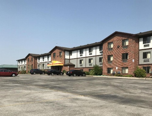 Super 8 by Wyndham Omaha/West Dodge - image 1
