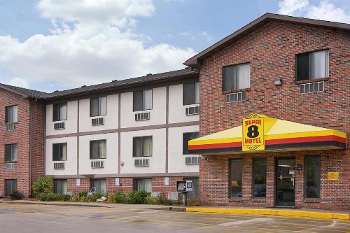 Super 8 by Wyndham Omaha/West Dodge - image 14