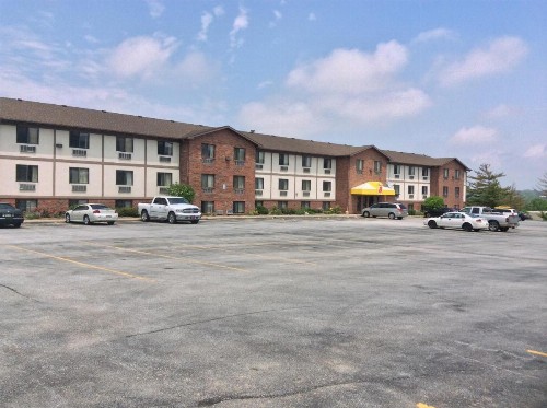 Super 8 by Wyndham Omaha/West Dodge - image 17