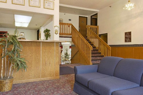 Super 8 by Wyndham Omaha/West Dodge - image 2