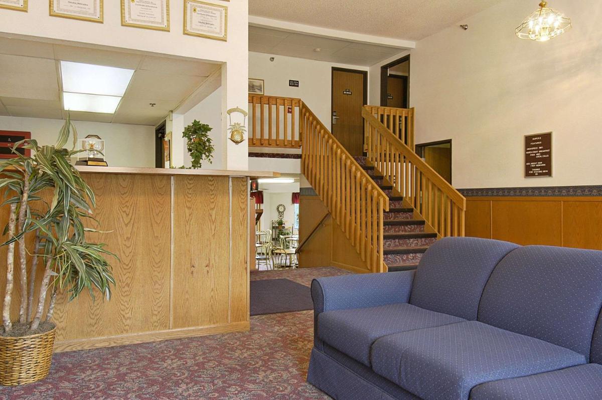 Super 8 by Wyndham Omaha/West Dodge - image 2