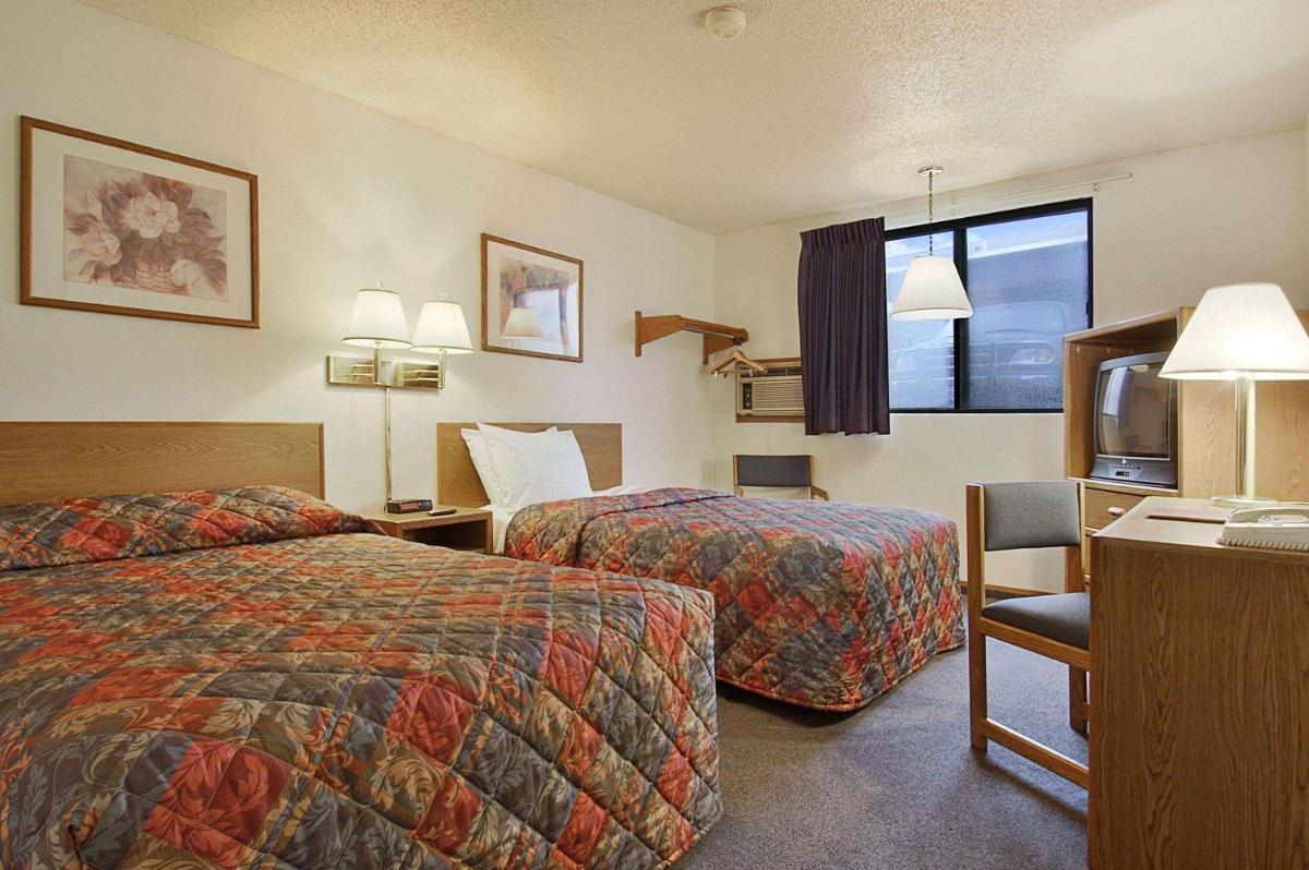 Super 8 by Wyndham Omaha/West Dodge - image 3