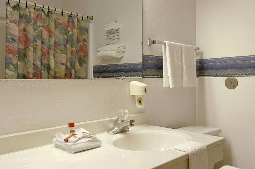 Super 8 by Wyndham Omaha/West Dodge - image 4
