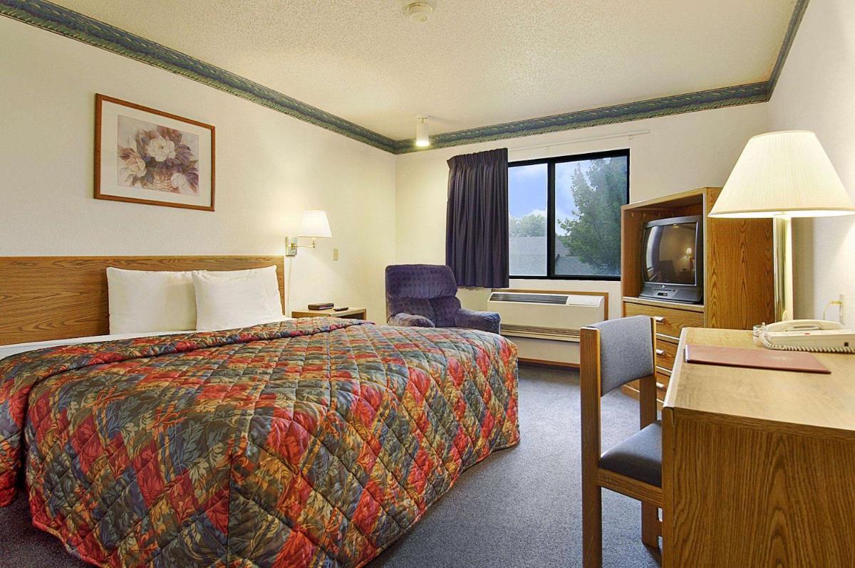 Super 8 by Wyndham Omaha/West Dodge - image 5