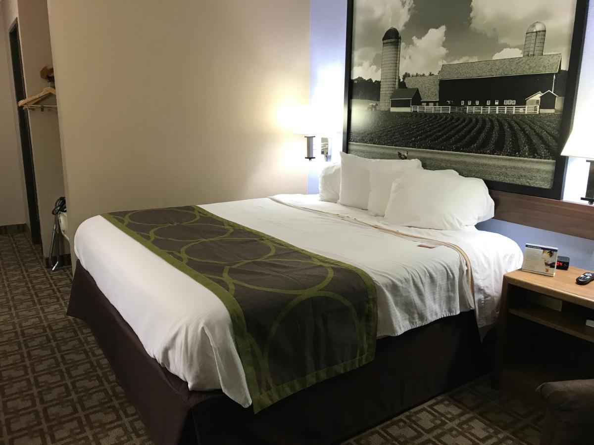 Super 8 by Wyndham Omaha/West Dodge - image 6