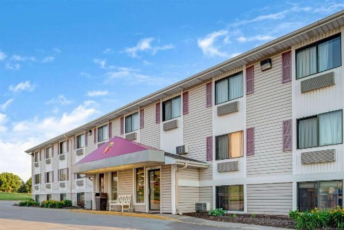 Super 8 by Wyndham Omaha West L St NE - image 1