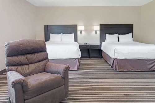 Super 8 by Wyndham Omaha West L St NE - image 2