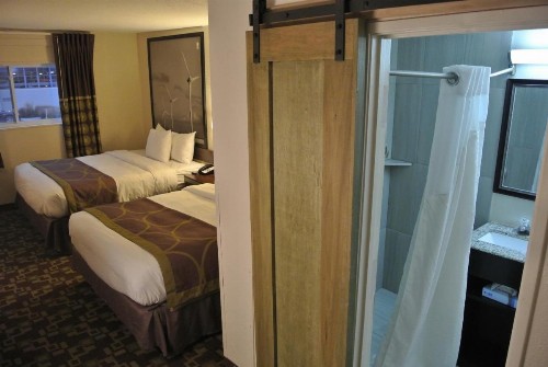 402 Hotel - image 11