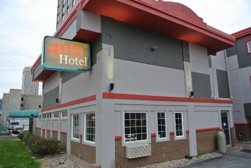 402 Hotel - image 12