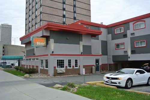 402 Hotel - image 5