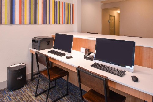 Holiday Inn Express & Suites - Omaha - 120th and Maple an IHG Hotel - image 25