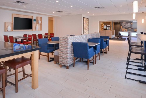 Holiday Inn Express & Suites - Omaha - 120th and Maple an IHG Hotel - image 26