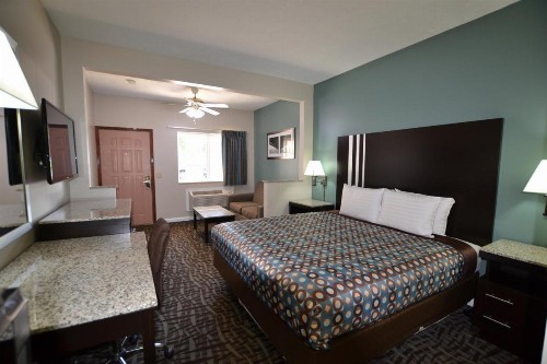 Relax Inn Motel and Suites Omaha - image 9