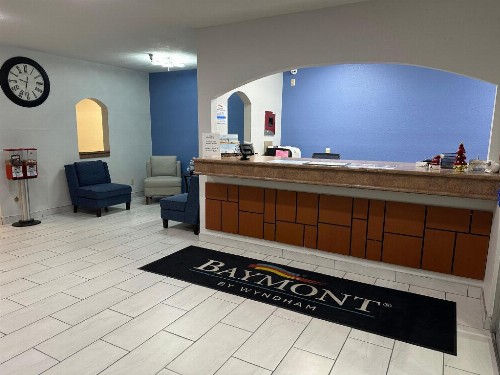 Econo Lodge Inn & Suites West
