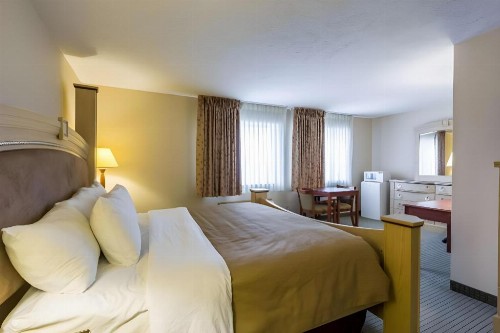 Econo Lodge Inn & Suites West - image 13