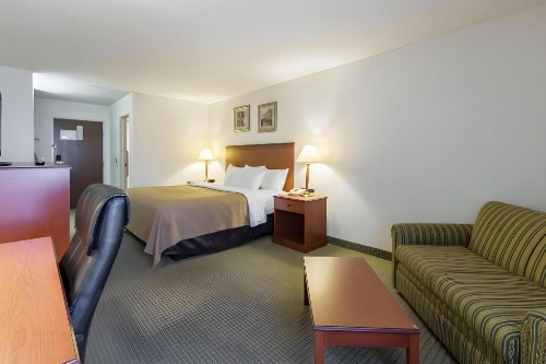 Econo Lodge Inn & Suites West - image 17