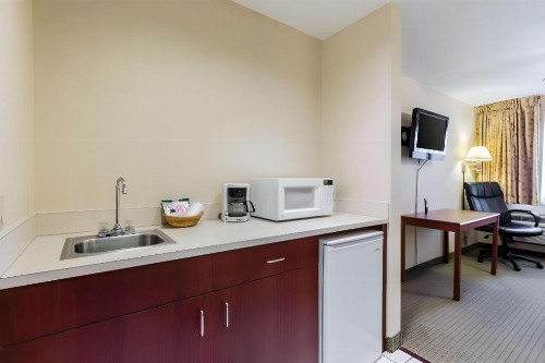 Econo Lodge Inn & Suites West - image 18