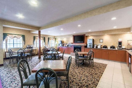 Econo Lodge Inn & Suites West - image 2
