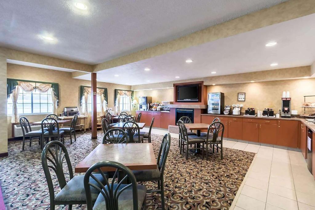 Econo Lodge Inn & Suites West - image 2