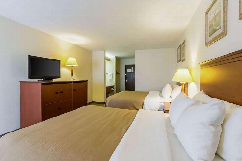 Econo Lodge Inn & Suites West - image 20