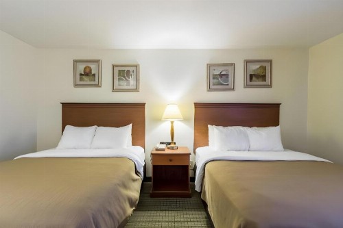 Econo Lodge Inn & Suites West - image 21