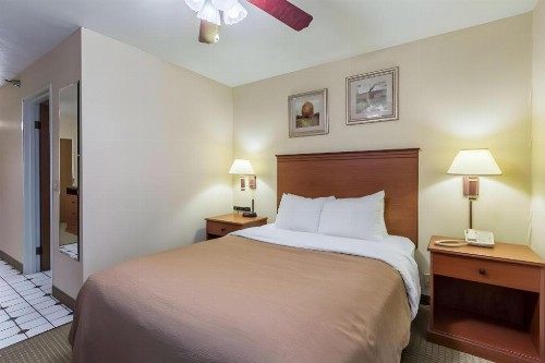 Econo Lodge Inn & Suites West - image 27
