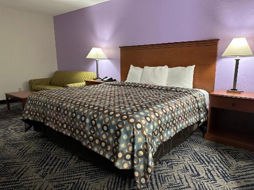 Econo Lodge Inn & Suites West - image 28