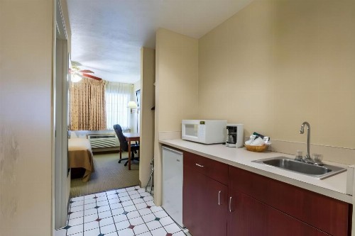 Econo Lodge Inn & Suites West - image 35