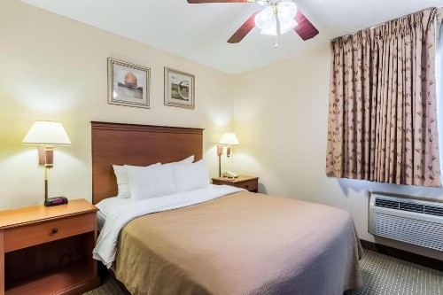 Econo Lodge Inn & Suites West - image 37