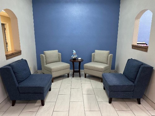 Econo Lodge Inn & Suites West - image 4