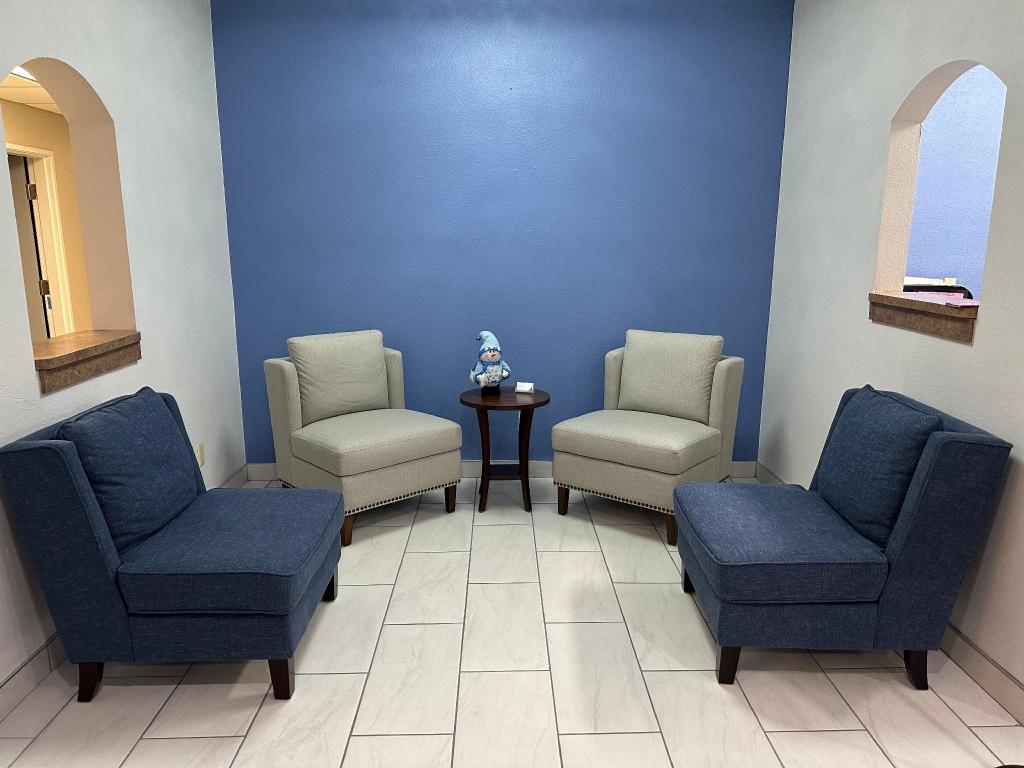 Econo Lodge Inn & Suites West - image 4
