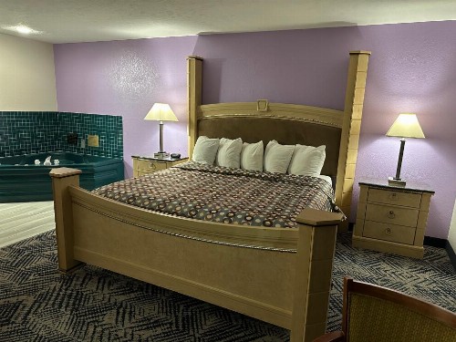 Econo Lodge Inn & Suites West - image 40