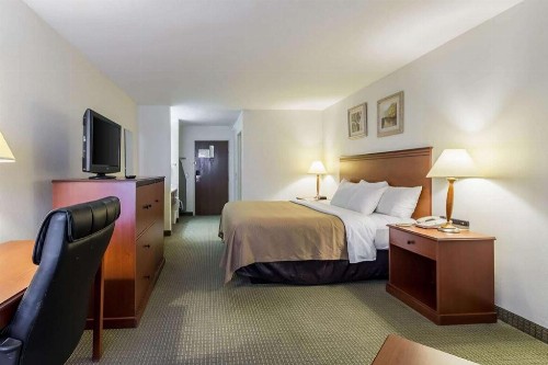 Econo Lodge Inn & Suites West - image 44