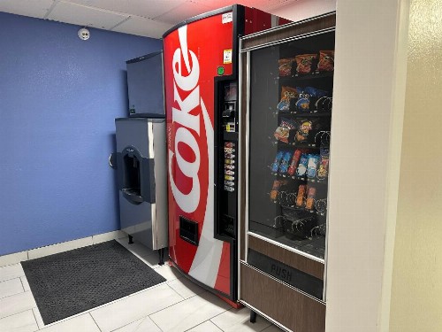 Econo Lodge Inn & Suites West - image 9