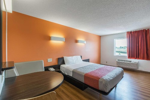 Motel 6 Omaha - Central - image 10