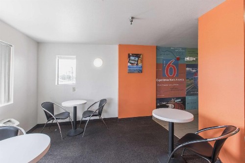 Motel 6 Omaha - Central - image 21