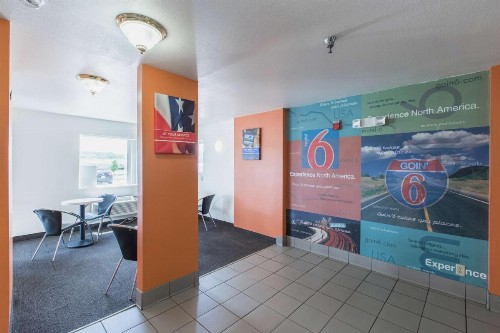 Motel 6 Omaha - Central - image 22