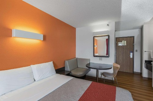 Motel 6 Omaha - Central - image 31