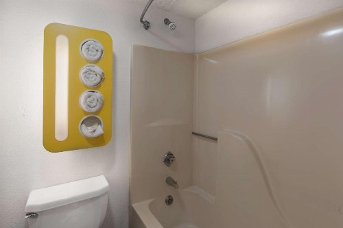 Motel 6 Omaha - Central - image 5