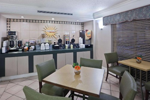La Quinta Inn by Wyndham Omaha West - image 24