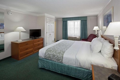 La Quinta Inn by Wyndham Omaha West - image 7
