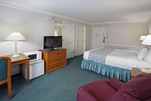 La Quinta Inn by Wyndham Omaha West - image 9