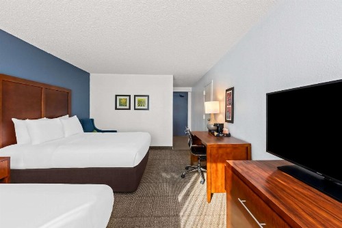 Comfort Inn & Suites Omaha - image 12